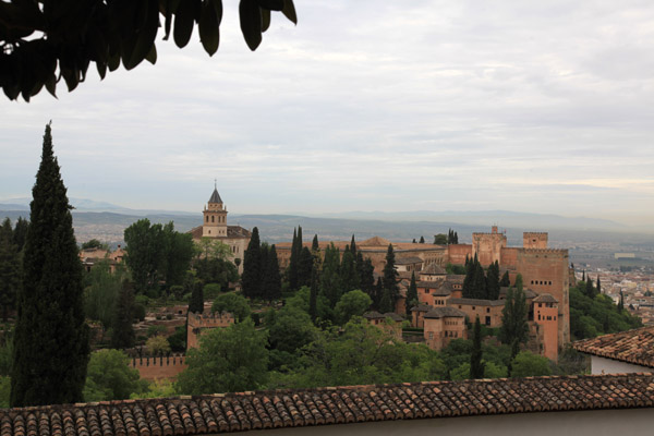 Blik op het Partal met de Santa Maria de Alhambra